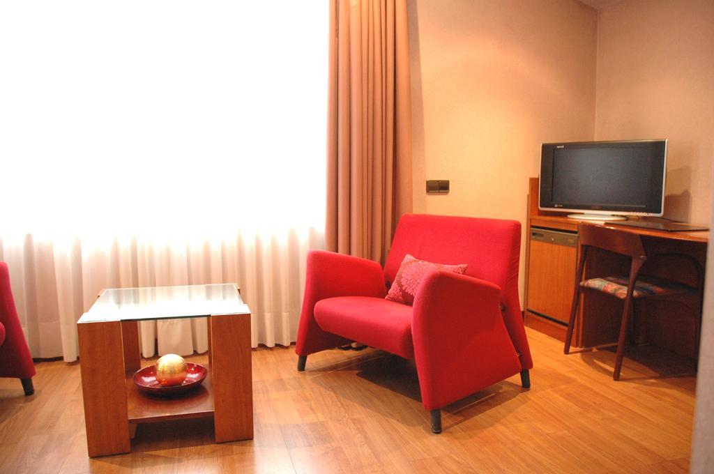 Hotel Arumi Santa Eugenia de Berga Стая снимка