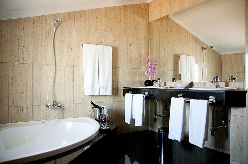Hotel Arumi Santa Eugenia de Berga Стая снимка