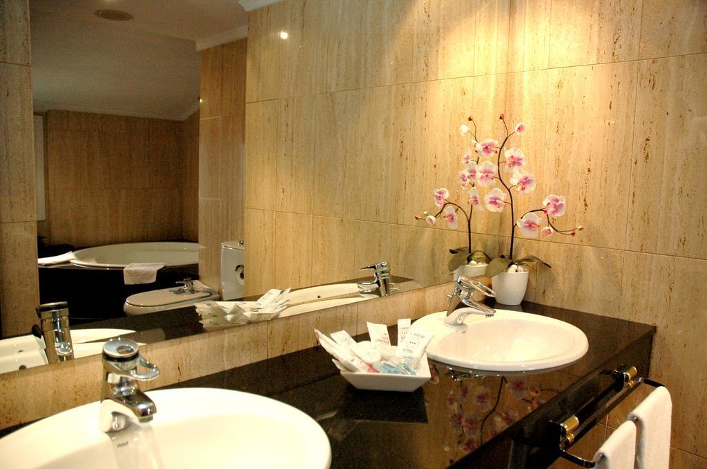 Hotel Arumi Santa Eugenia de Berga Стая снимка