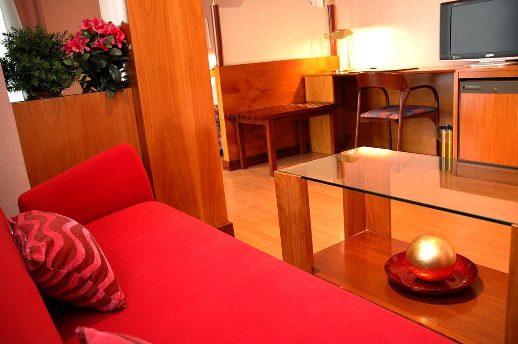 Hotel Arumi Santa Eugenia de Berga Стая снимка