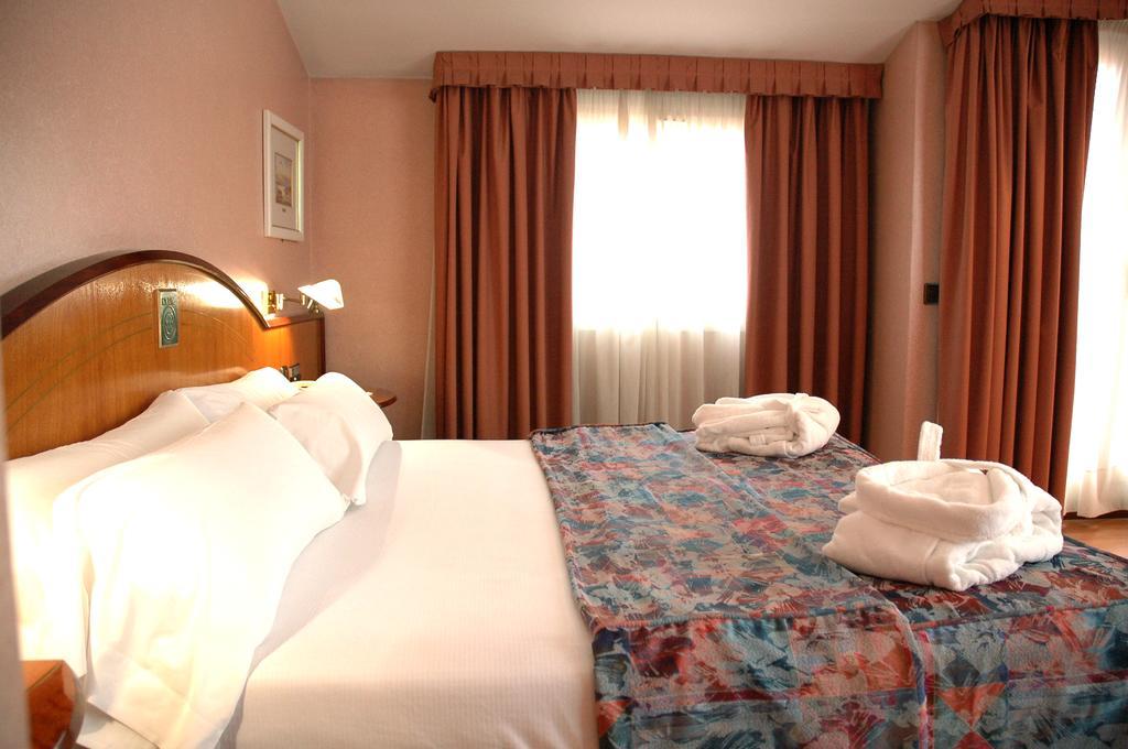 Hotel Arumi Santa Eugenia de Berga Стая снимка