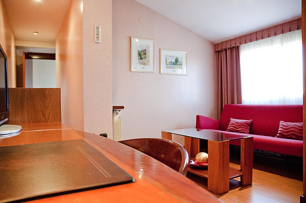 Hotel Arumi Santa Eugenia de Berga Стая снимка