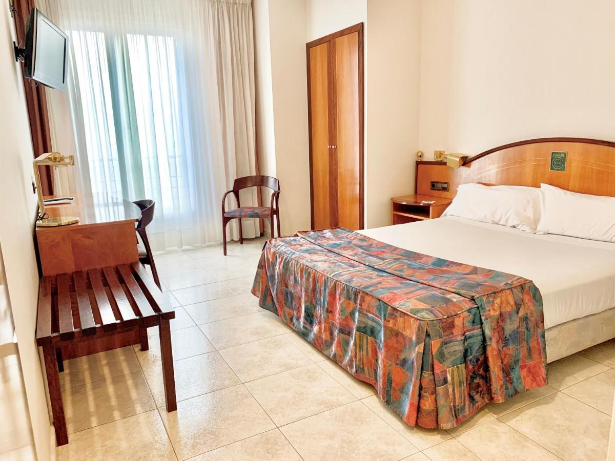 Hotel Arumi Santa Eugenia de Berga Екстериор снимка