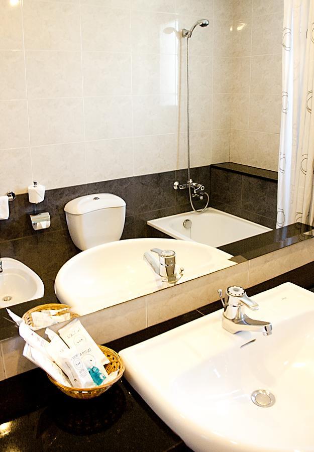 Hotel Arumi Santa Eugenia de Berga Екстериор снимка